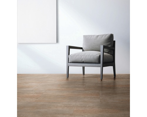 Innenraum mit Bodenfliesen und Sessel