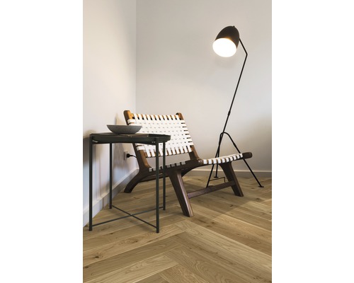 Zimmerszene mit Sessel, Stehlampe und Beistelltisch