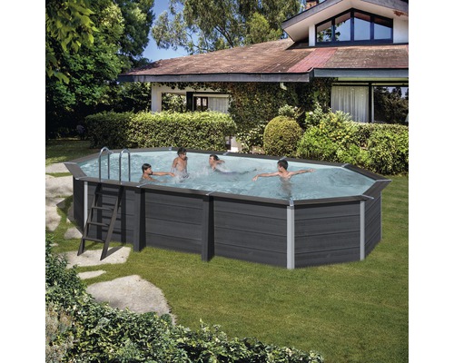 Aufstellpool mit Holzverkleidung und Stahlrahmen im Garten mit spielenden Kindern.