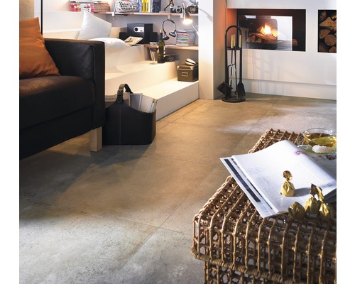 Wohnzimmer mit Fliesenboden, Kamin und Wohnaccessoires