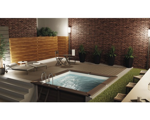 Außenbereich mit Pool, Liegestühlen, Tisch und Stühlen auf einer Holzterrasse vor einer Ziegelmauer