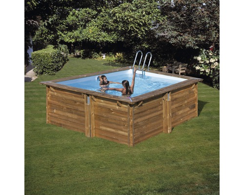 Rechteckiger Swimmingpool aus Holz mit Leiter im Garten, zwei Personen im Wasser.