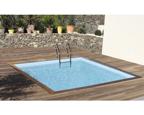 Eingelassener Pool mit Leiter und Holzterrasse
