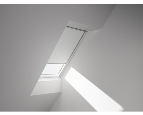 VELUX Verdunkelungsrollo uni weiß manuell DKU 406 1025 Dachfenster mit Rollo im hellen Raum