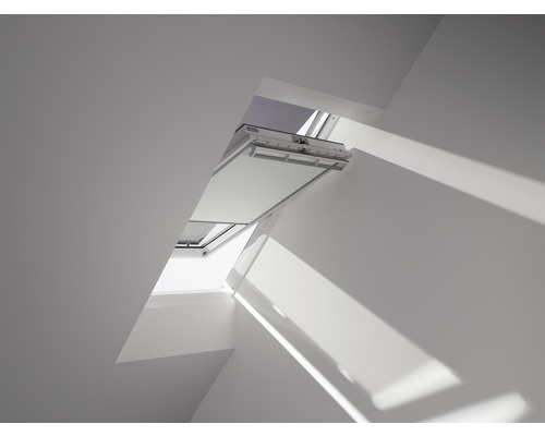 VELUX Verdunkelungsrollo uni beige manuell DJ 107 1085S Geöffnetes Dachfenster im Dachgeschoss