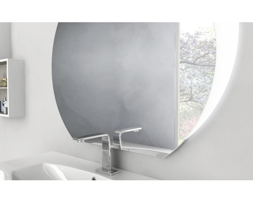 Badezimmer mit Waschbecken, Armatur, Spiegelschrank und ovalem Spiegel