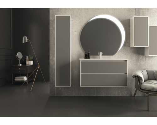 Modernes Badezimmer mit Waschtisch, Spiegelschrank, runden Spiegel mit Beleuchtung und Stehlampe