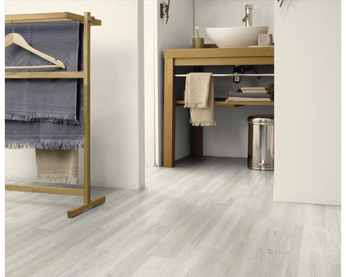 Badezimmer mit Waschtisch, Handtuchständer und Bodenbelag in Holzoptik