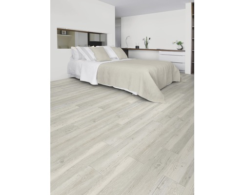 Schlafzimmer mit Bett und hellem Holzboden