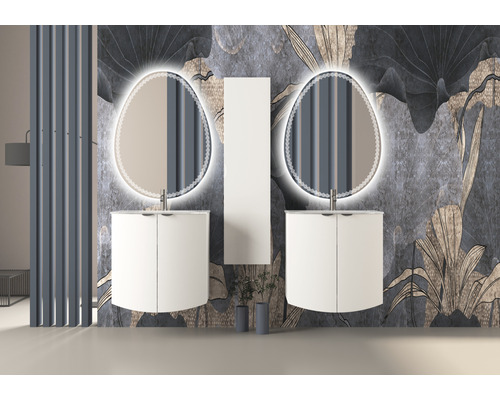 Badezimmer mit zwei Waschbeckenunterschränken, beleuchteten Spiegeln und einem Hochschrank vor einer floralen Tapete.