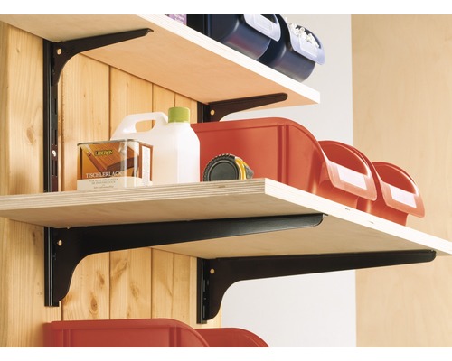 Regalsystem mit Regalböden und Regalkonsolen im Lagerraum