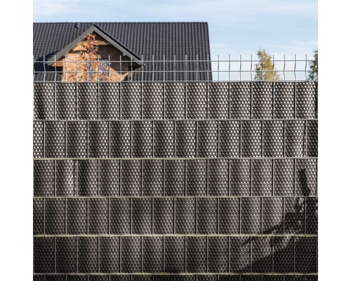 Doppelstabmattenzaun mit Sichtschutzstreifen vor einem Haus