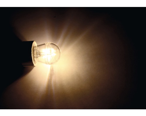 Leuchtende Glühbirne in Fassung