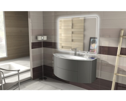 Helles Badezimmer mit Waschbeckenunterschrank, Spiegel mit Beleuchtung und Handtuchleiter