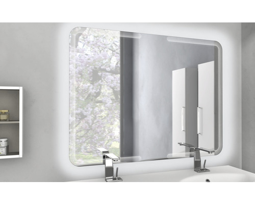 Beleuchteter Badezimmerspiegel über einem Waschbecken mit Armaturen und einem Spiegelschrank