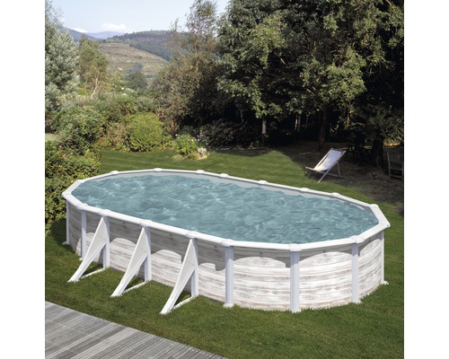 Ovaler Pool im Garten mit Holzverkleidung und klarem Wasser