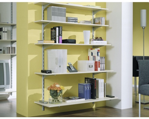 Regalsystem mit Fachböden zur Wandmontage im Wohnraum.