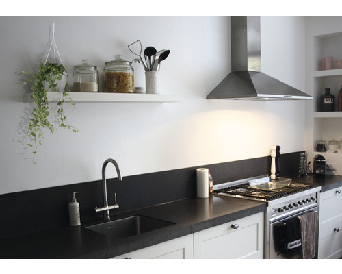 Helle Küche mit Spüle, Herd, Dunstabzugshaube und Regalen