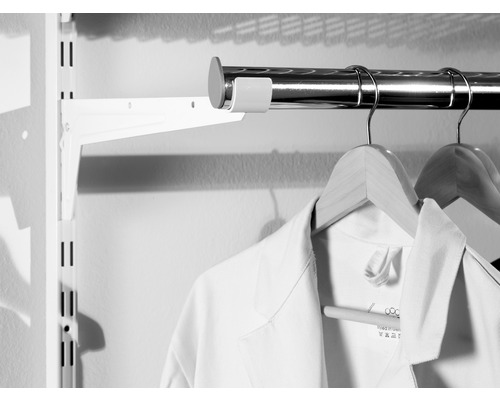 Kleiderstange mit Halterung, Wandschiene und Kleidung auf Kleiderbügeln.