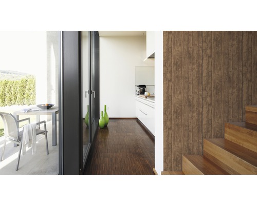 Heller Raum mit Holzboden, Treppe und Holzwand