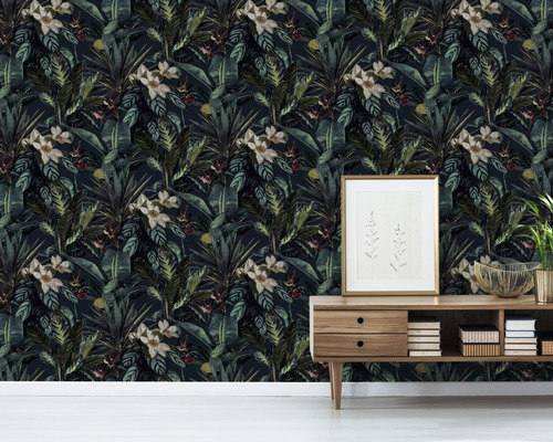 Tapete mit tropischem Pflanzenmuster in einem Wohnraum