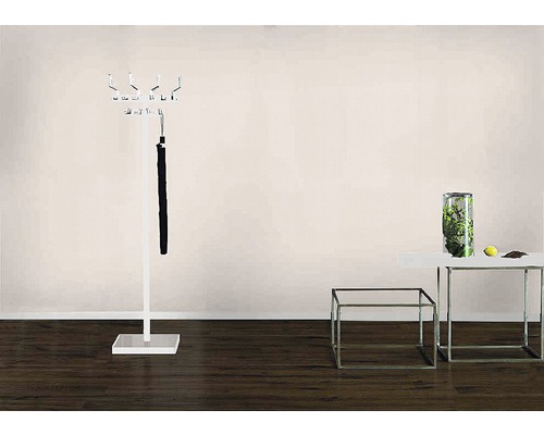 Raumszene mit Garderobenständer, Regenschirm, Beistelltischen und Dekoration