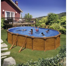 Ovaler Swimmingpool mit Holzverkleidung und spielenden Kindern im Garten