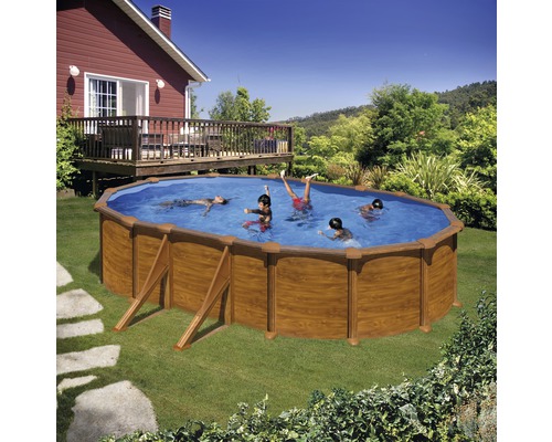 Ovaler Swimmingpool mit Holzverkleidung und spielenden Kindern im Garten