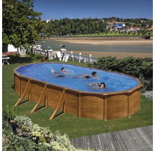 Ovaler Gartenpool mit Holzverkleidung und schwimmenden Personen im sonnigen Garten.