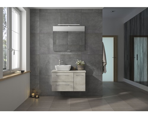 Modernes Badezimmer mit Waschtisch, Spiegel und grauen Fliesen.