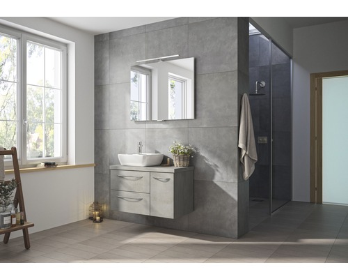 Modernes Badezimmer mit Waschbecken, Spiegel, Dusche und Fliesen