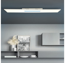 Rechteckige LED-Deckenleuchte im Wohnraum
