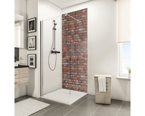 Badezimmer mit Duschkabine, Duschwanne, Duscharmatur und Backsteinwand