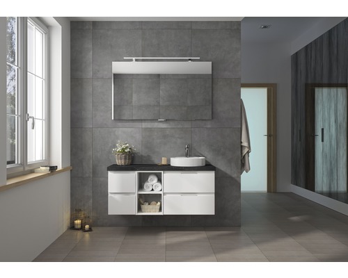 Modernes Badezimmer mit Waschbecken, Spiegel und grauen Fliesen