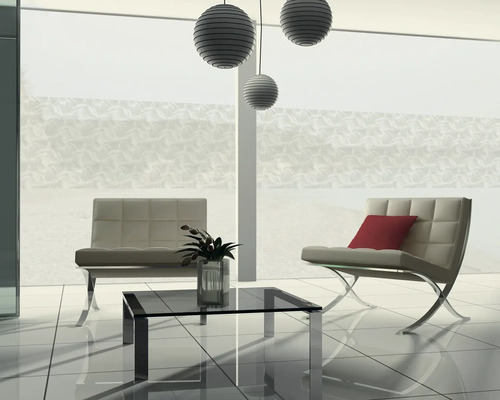 Helles Wohnzimmer mit Sesseln, Tisch und Dekorationsgegenständen