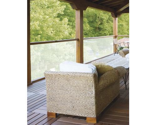 Terrasse mit Sitzgelegenheit, Tisch und Glasgeländer