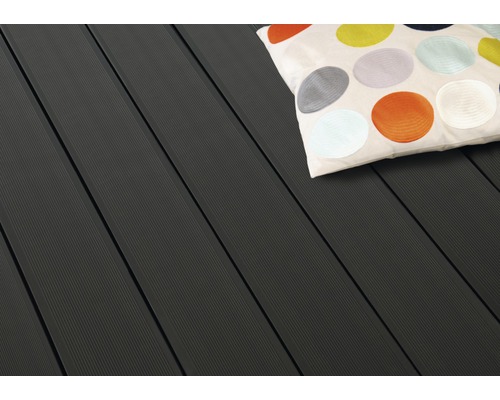 Terrassendielen aus Holz mit Kissen