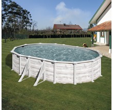 Ovaler Pool aus Holz im Garten