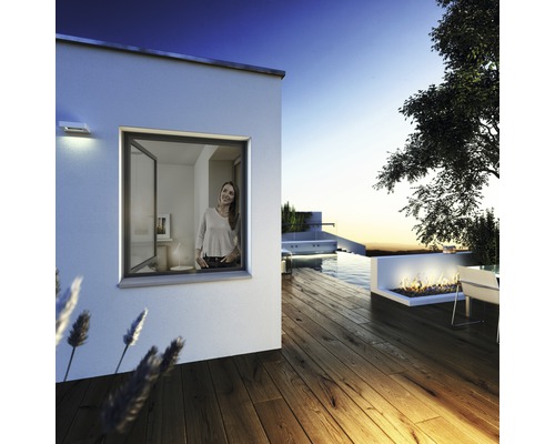 Modernes Haus mit Fenster, Terrasse, Pool und Frau