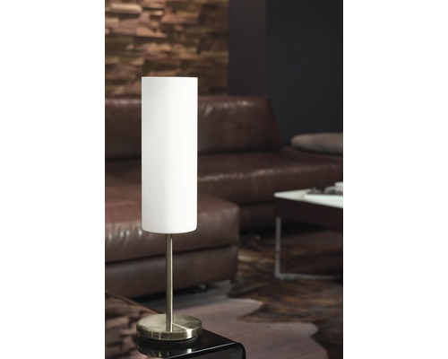 Tischleuchte mit zylindrischem Lampenschirm im Wohnzimmer