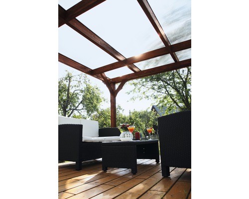 Terrasse mit Holzüberdachung und Sitzgruppe