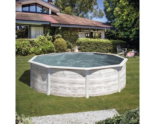 Freistehendes Schwimmbecken aus Holz im Garten
