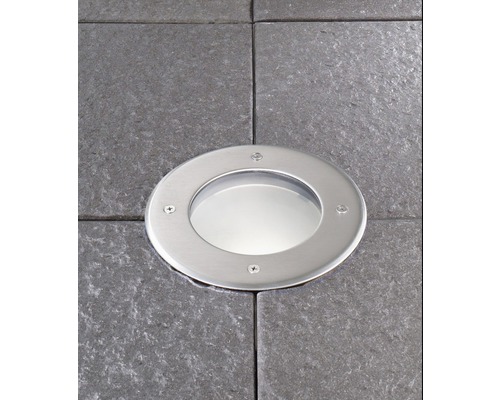 Bodeneinbaustrahler aus Metall in Pflastersteine eingelassen