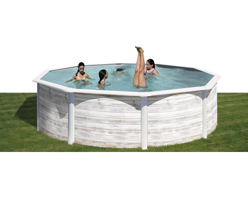 Achteckiger Gartenpool mit Personen im Wasser auf einer Rasenfläche