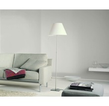 Wohnzimmer mit Stehlampe, Sofa und Hocker
