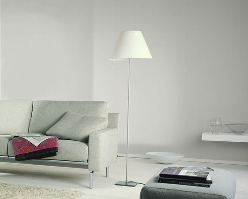 Wohnzimmer mit Stehlampe, Sofa und Hocker