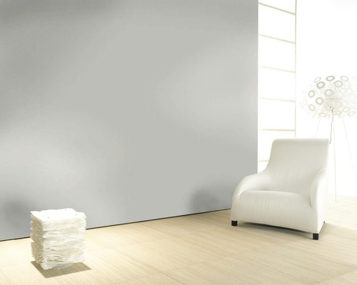 Helles Wohnzimmer mit Sessel, Stehlampe und Dekorationselementen