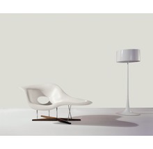 Design-Szene mit Sessel und Stehlampe