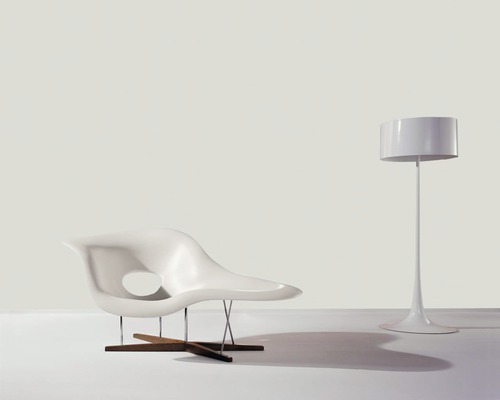 Design-Szene mit Sessel und Stehlampe