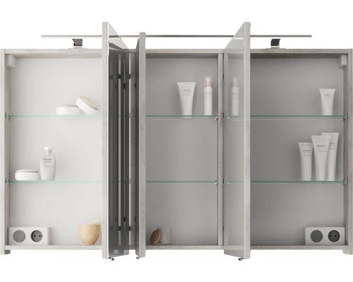 Offener Spiegelschrank mit Glasböden zur Aufbewahrung von Kosmetikprodukten.